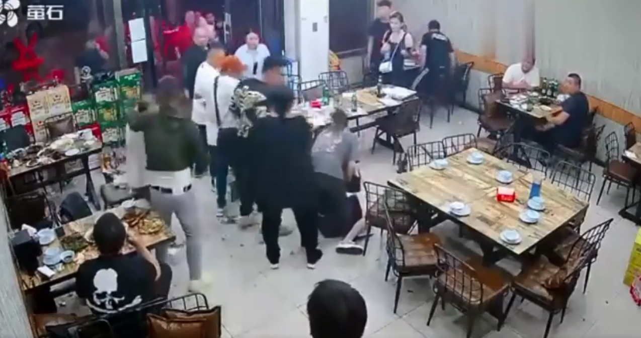 图片[1]-唐山一烧烤店多名男子骚扰并殴打女性事件进展：警方已立案，妇联正跟进-优众博客