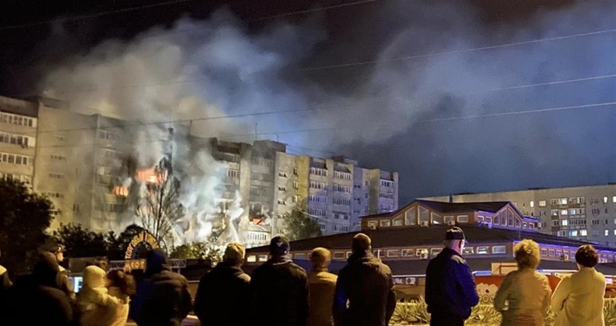 俄军战机坠毁在居民区致4死25伤 俄战机坠毁引燃住宅楼-优众博客