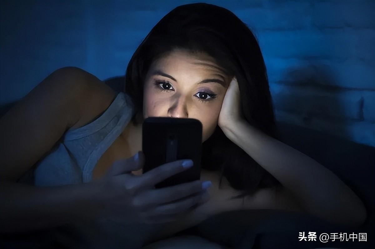 近七成晚睡的人都是因为玩手机 专家告诉你答案-优众博客
